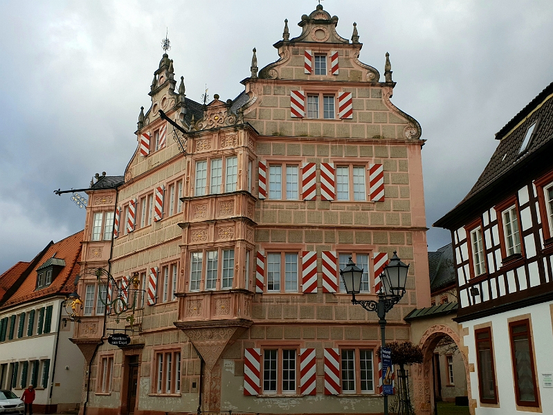 20200118_175427.jpg - Im Ort kommen wir zunächst am Stadtmuseum vorbei, welches sich im historischen Gasthaus „Zum Engel“ befindet, das als eines der schönsten Renaissancebauten der Pfalz gilt.
